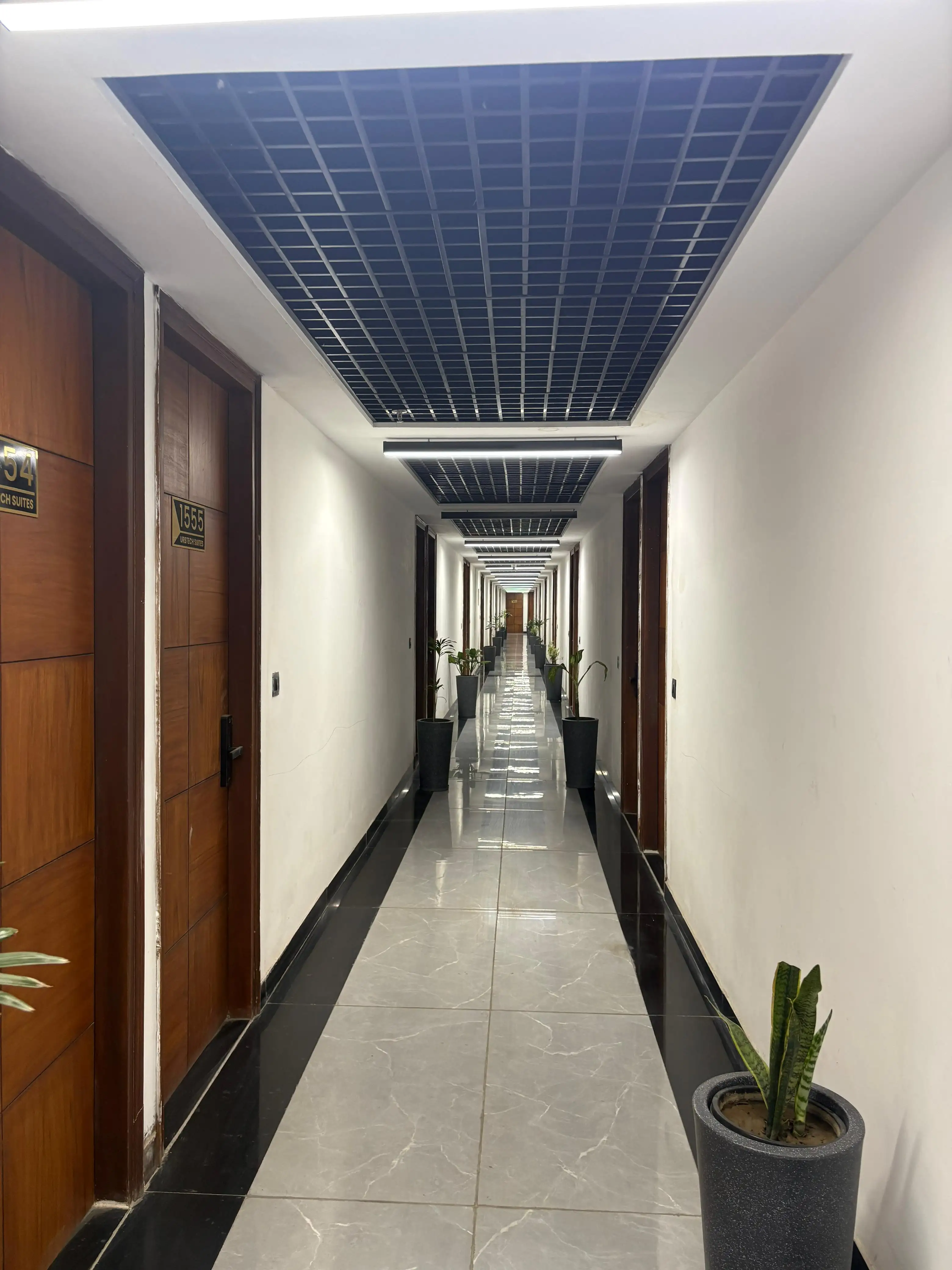 Presenting READY TO MOVE, LUXURY STUDIO APARTMENT/SOHO in a FULLY-FUNCTIONAL MALL, bang on Noida-Greater Noida Expressway